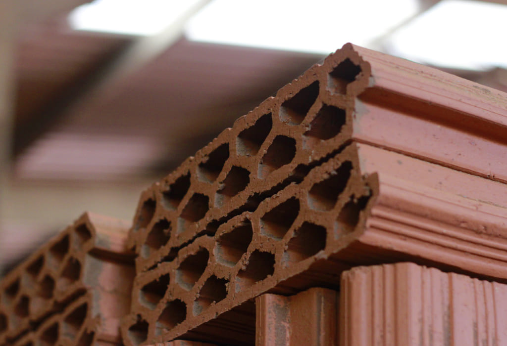 Vantagens de Utilizar Tijolo Cerâmico em Sua Obra: A Escolha Inteligente para Construções Duradouras